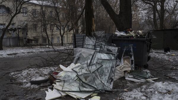 Разбитые в результате обстрелов оконные стекла на свалке в Киевском районе Донецка. Архивное фото