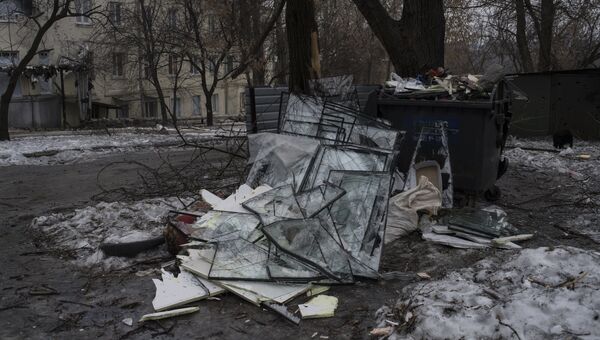 Разбитые в результате обстрелов оконные стекла на свалке в Киевском районе Донецка