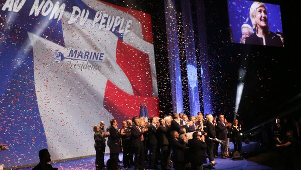 Кандидат на пост президента Франции, лидер французской партии Национальный фронт Марин Ле Пен на встрече со своими сторонниками во время избирательной кампании в Лионе