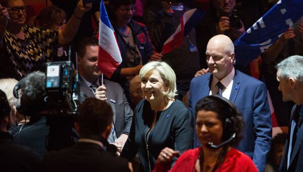 Кандидат на пост президента Франции, лидер французской партии Национальный фронт Марин Ле Пен на встрече со своими сторонниками во время избирательной кампании в Лионе