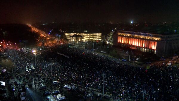 Жители Бухареста скандировали Отставка! на митинге против правительства