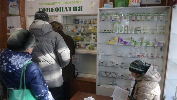Посетители в гомеопатической аптеке в Москве