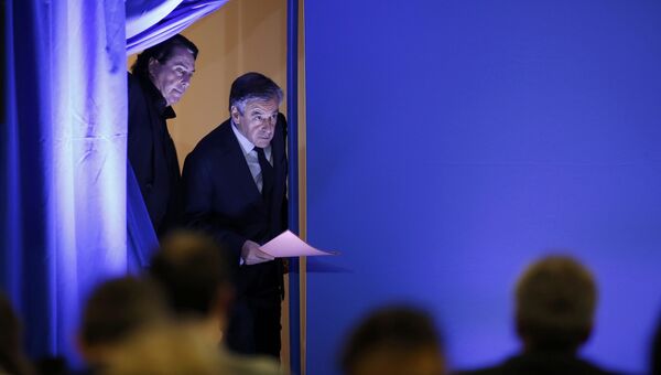 Кандидат в президенты Франции, экс-премьер страны Франсуа Фийон перед началом пресс-конференции в Париже. 6 февраля 2017