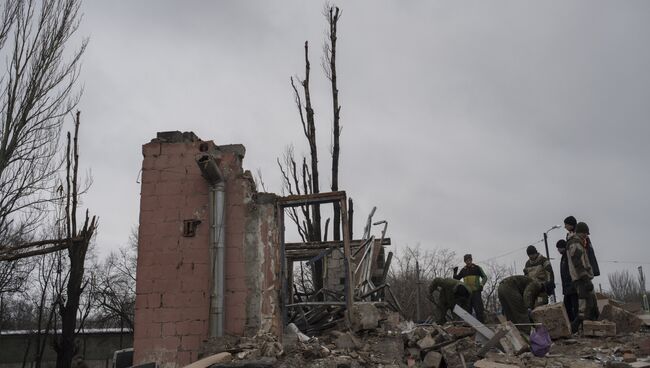 Мужчины у разрушенного здания в районе автостанции Мотель в Донецке. Архивное фото
