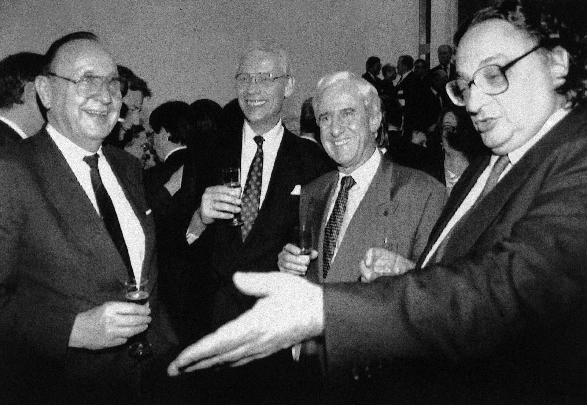 Министр иностранных дел Германии Ганс-Дитрих Геншер с коллегами - голландцем Гансом ван ден Броком, бельгийцем Жаком Поос и итальянцем Джанни Де Микелисом после подписания Маастрихтского договора. 7 февраля 1992 года  - РИА Новости, 1920, 06.08.2021