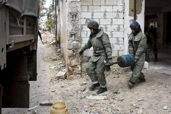 Российские военные инженеры Международного противоминного центра ВС РФ в общевойсковых комплектах разминирования ОВР-2 разминируют жилые кварталы сирийского города Алеппо