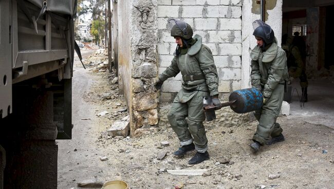 Российские военные инженеры Международного противоминного центра ВС РФ. Архивное фото