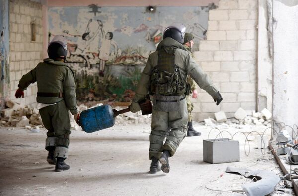 Российские военные инженеры Международного противоминного центра ВС РФ в общевойсковых комплектах разминирования ОВР-2 разминируют жилые кварталы сирийского города Алеппо