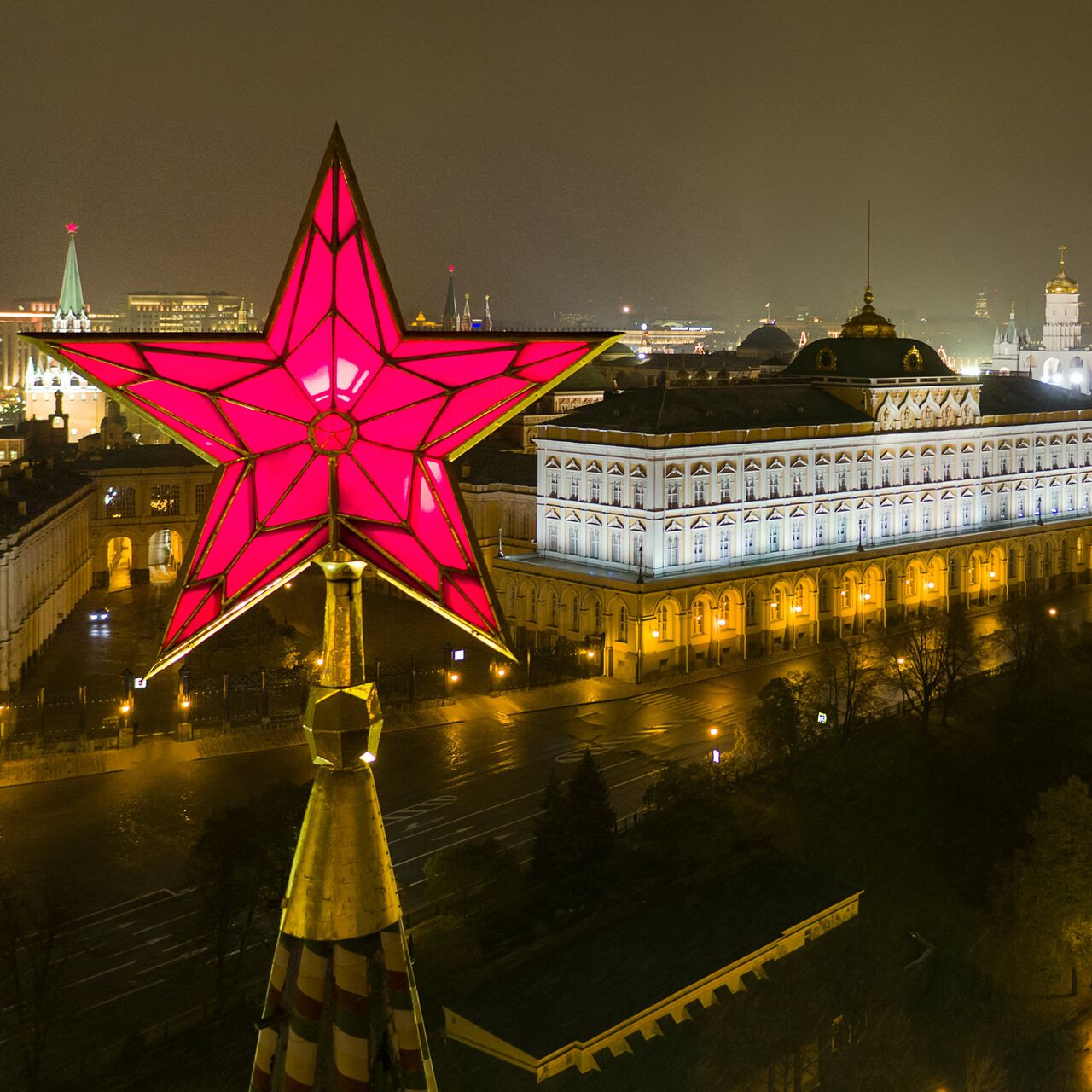 Рубиновые звезды на башнях Московского Кремля - РИА Новости, 02.11.2022