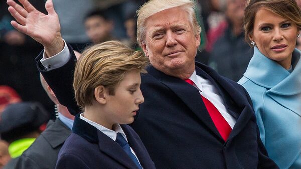 Президент США Дональд Трамп, его супруга Меланья и сын Бэррон во время парада в честь инаугурации в Вашингтоне