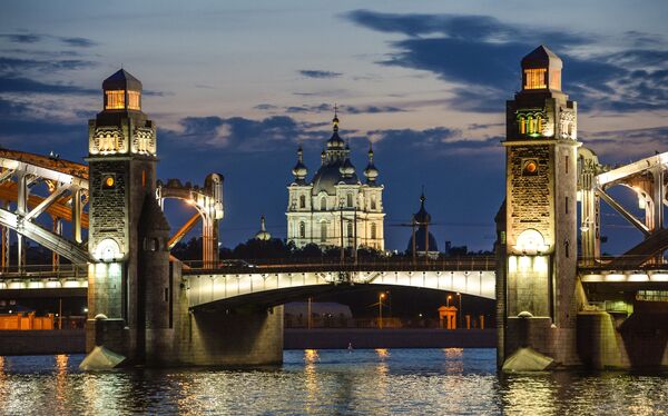Вид на мост Петра Великого и Смольный собор во время белых ночей в Санкт-Петербурге