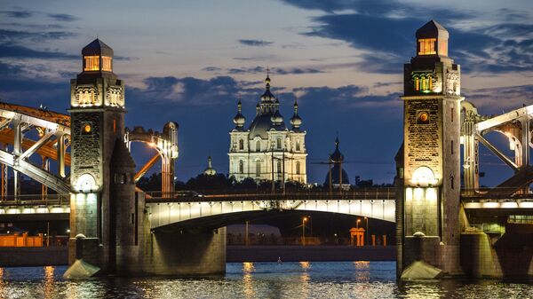 Вид на мост Петра Великого и Смольный собор во время белых ночей в Санкт-Петербурге