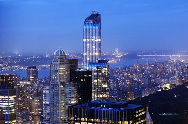 Вид на вечерний Манхэттен со смотровой площадки Рокфеллеровского центра
