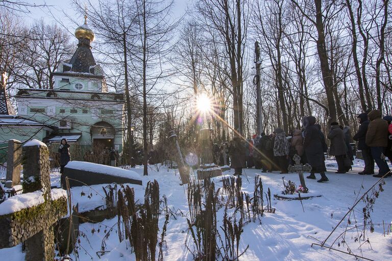 Поклонение покровительнице Санкт-Петербурга блаженной Ксении Петербургской на Смоленском кладбище