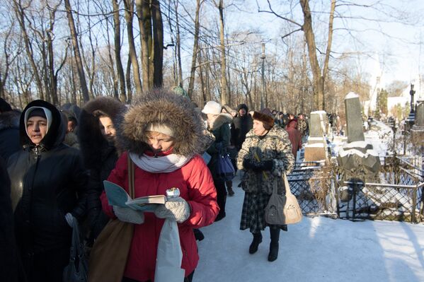 Поклонение покровительнице Санкт-Петербурга блаженной Ксении Петербургской на Смоленском кладбище