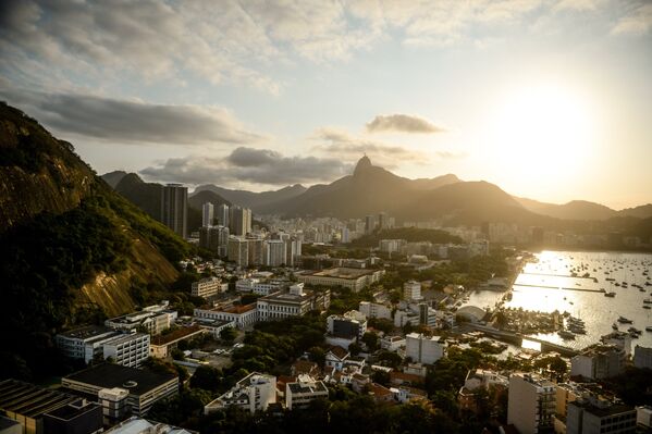 Вид на город со смотровой площадки на горе Сахарная голова в Рио-де-Жанейро