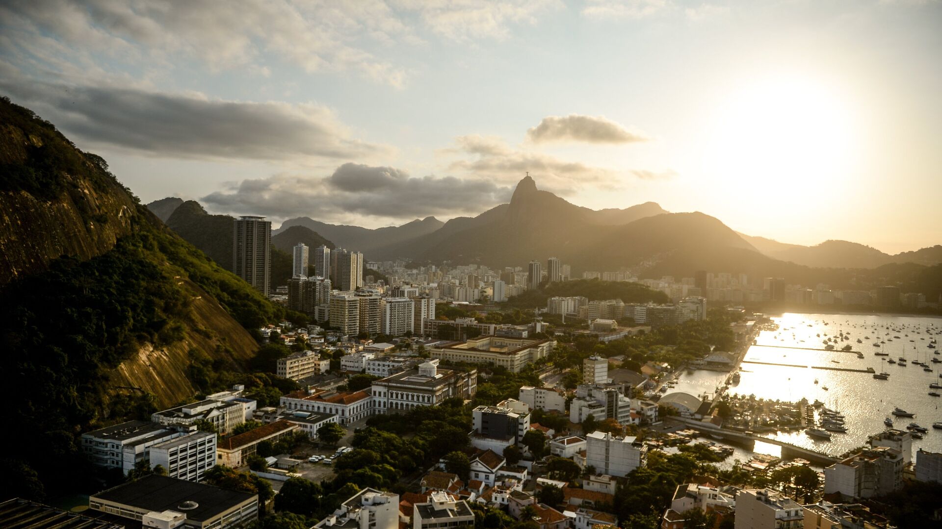 Вид на город со смотровой площадки на горе Сахарная голова в Рио-де-Жанейро - РИА Новости, 1920, 02.03.2022