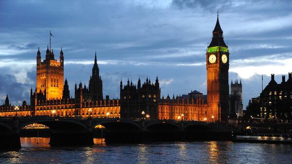 Вид на Вестминстерский дворец и Часовую башню с часами Биг-Бен в Лондоне. Архивное фото