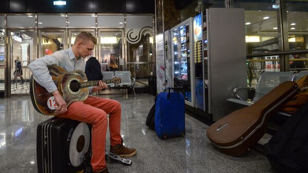 Исполнитель проекта Музыка в метро во время прослушивания