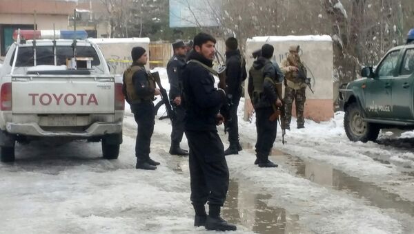 Полицейские на месте взрыва в Кабуле, Афганистан. 7 февраля 2017