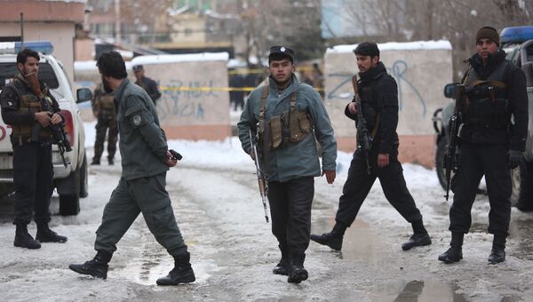 Сотрудники полиции на месте взрыва в Кабуле, Афганистан. 7 февраля 2017