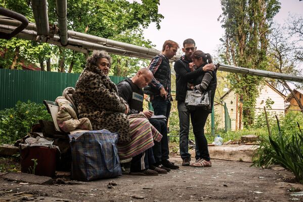 Жители дома, пострадавшего в результате обстрела украинскими силовиками города Донецка