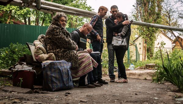 Жители дома, пострадавшего в результате обстрела украинскими силовиками города Донецка. Архивное фото
