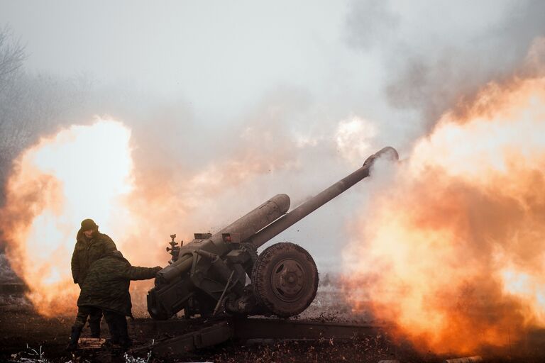 Ополченец Донецкой народной республики на передовой в окрестностях Дебальцево Донецкой области