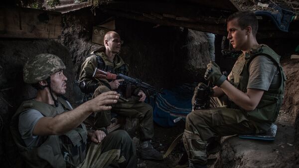 Бойцы ополчения в расположении бригады под поселком Марьинка в Донецкой области