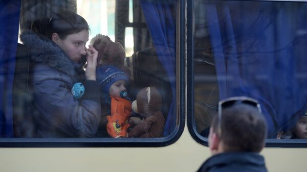 Беженцы в салоне автобуса, который отправляется из Донецка в Россию. Архивное фото