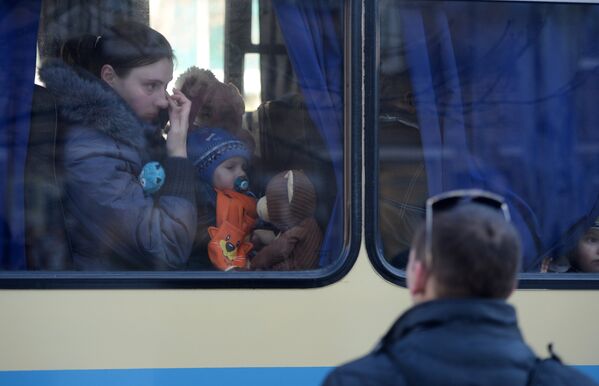Беженцы в салоне автобуса, который отправляется из Донецка в Росси