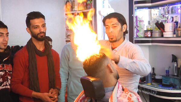 Палестинский парикмахер укладывает волосы пламенем