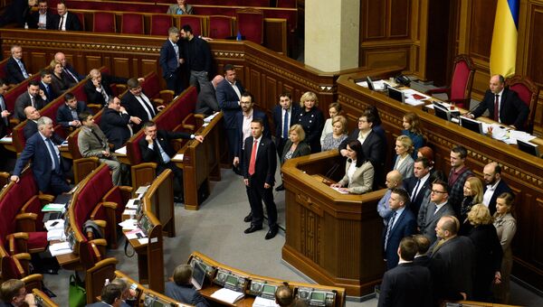 Депутаты на заседании Верховной рады Украины в Киеве. Архивное фото