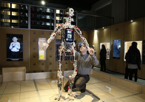 Техник регулирует робота в Музее науки в Лондоне