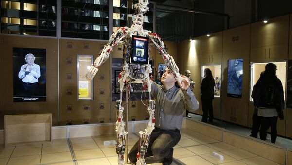 Техник регулирует робота в Музее науки в Лондоне