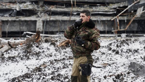 Ополченец ДНР с позывным Гиви в аэропорту города Донецка. Архивное фото