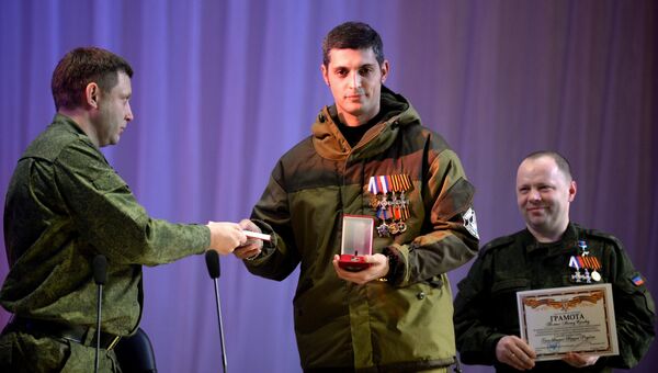 Глава Донецкой народной республики Александр Захарченко вручает звезду Героя ополченцу ДНР с позывным Гиви