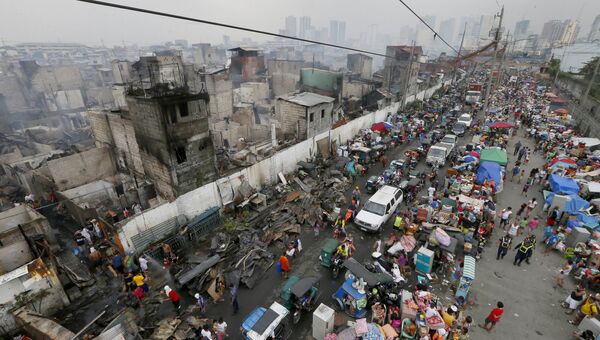 Месные жители на месте пожара в Маниле, Филиппины. 8 февраля 2017
