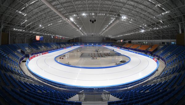 Вид стадиона Овал Кёнпхо для конькобежного спорта в Олимпийском парке в Пхенчхане