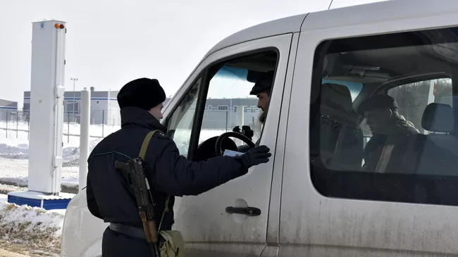 Пограничник проверяет документы
