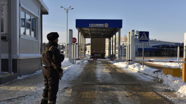 Пограничник на многостороннем автомобильном пункте пропуска Новые Юрковичи в Брянской области