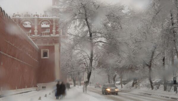 Заснеженная аллея у стен Донского монастыря. Москва. Архивное фото