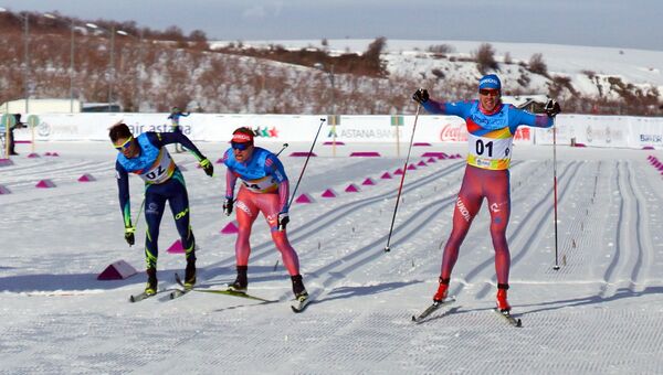 Российский лыжник Дмитрий Ростовцев (справа) на финише масс-старта на зимней Универсиаде в Алма-Ате