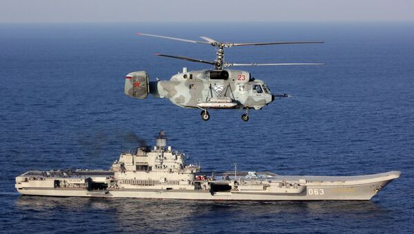Тяжелый авианесущий крейсер Адмирал Кузнецов и вертолет Ка-29 Вооруженных сил РФ в Средиземном море