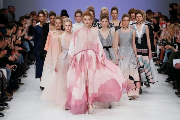 Модели участвуют в показе коллекции Ларисы Лобановой во время Украинской недели моды в Киеве