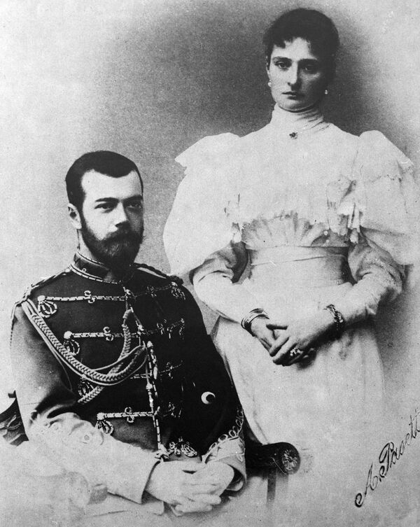 Российский император Николай II с супругой Александрой Федоровной