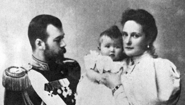 Император Николай II с женой Александрой Федоровной и дочерью Ольгой