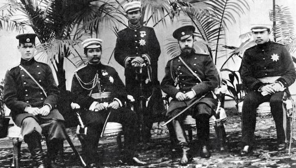 Император Николай II, великий князь Михаил Александрович на встрече с сиамским королем в Царском Селе