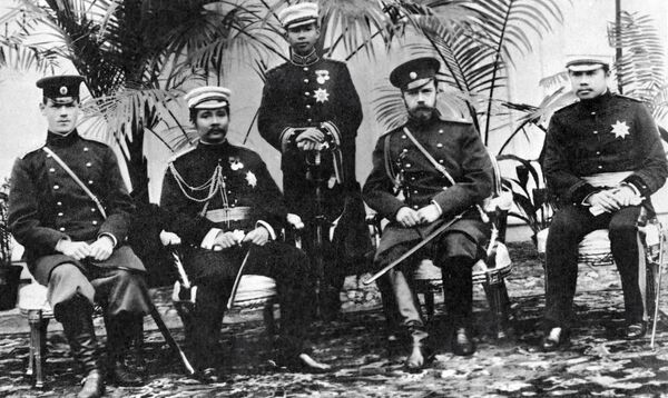 Император Николай II, великий князь Михаил Александрович на встрече с сиамским королем в Царском Селе