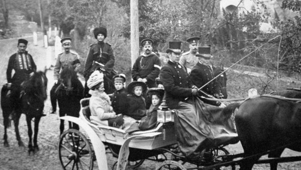 Царевич Алексей с сестрами сидит в коляске во время прогулки по Царскому селу